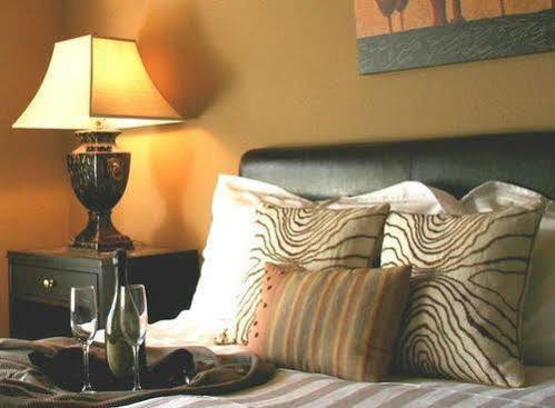 The Clarke Hotel Waukesha Room photo